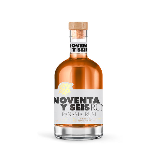 NOVENTA Y SEIS Panama Rum in hellgoldener Farbe, Hannover 96 Fan‑Rum, puristisches Design mit goldenen Akzenten, ideal für Cocktails und Longdrinks.