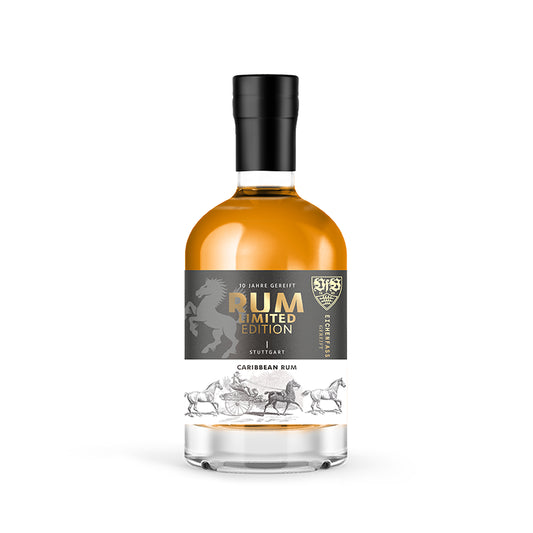VfB Stuttgart Caribbean Rum in Glasflasche, zeitloses VfB Design, Column‑Still‑Destillation, über 10 Jahre im Eichenfass gereift.